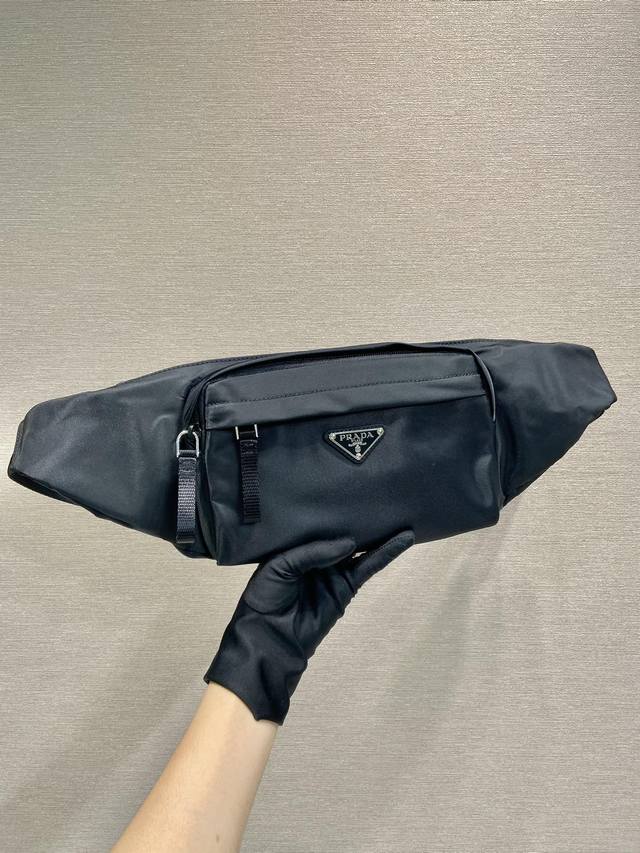 New Waist Bag 2Vl978 Waist Bag Chest Bag This Classic Waist Bag Is Made Of Iconi