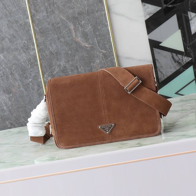 This Shoulder Bag Combines Modern Appeal With Practical Functionality, With A Si
