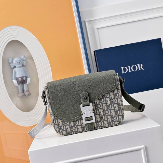 Comes With A Complete Folding Gift Box This Saddle Bag With Shoulder Strap Is A
