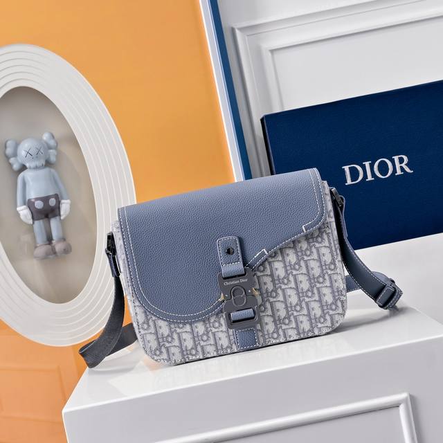 Comes With A Complete Folding Gift Box This Saddle Bag With Shoulder Strap Is A