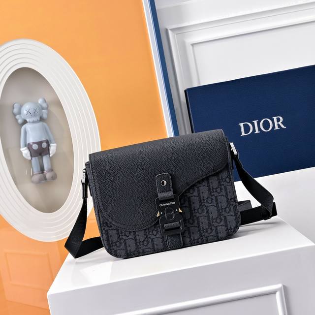 Comes With A Complete Folding Gift Box This Saddle Bag With Shoulder Strap Is A
