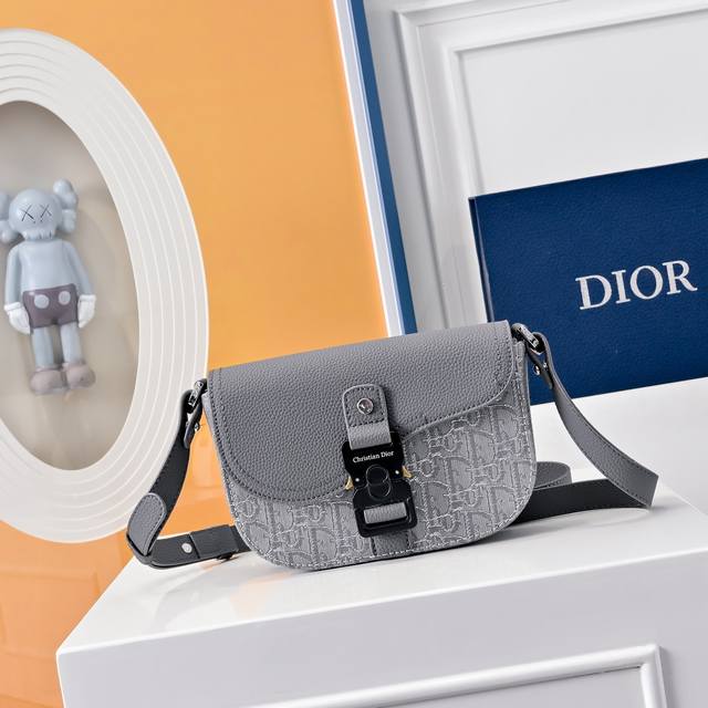 Comes With A Full Set Of Folding Gift Boxes This Saddle Clutch With Shoulder Str