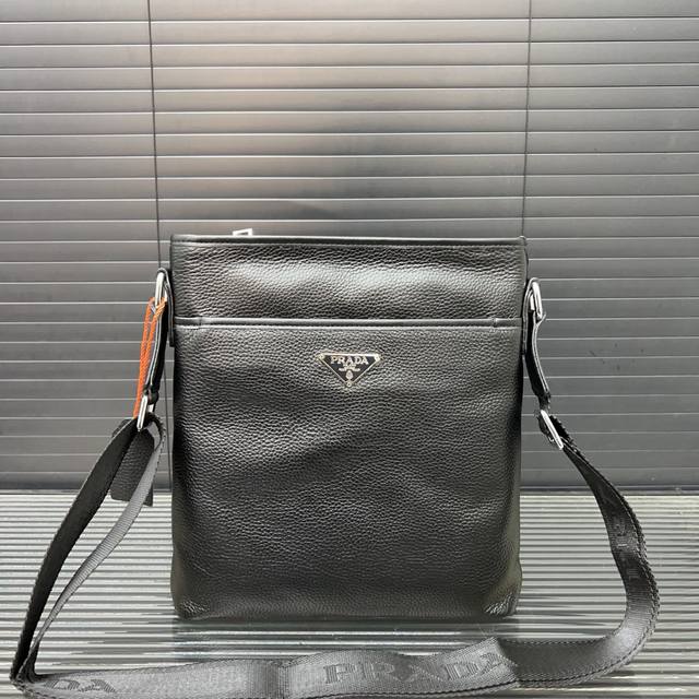 Prada Prada Cowhide Shoulder Bag Men's Messenger Bag Casual Business Classic Ver