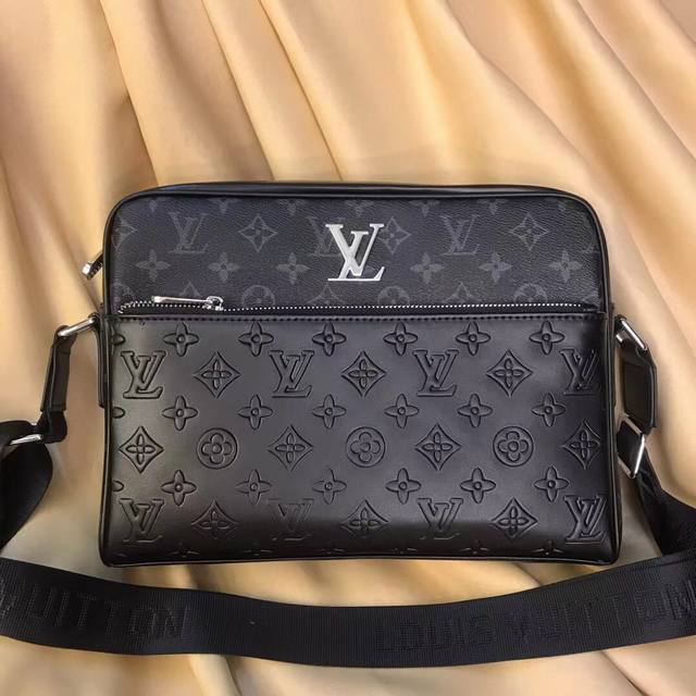 Launches The Hottest Crossbody Bag. Made Of Top-Grade Italian Imported Cowhide.