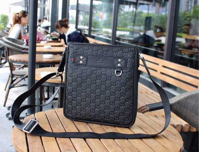 Model: 33086~Messenger Bag Black Gucci Men's Casual Series Straight, Smooth And