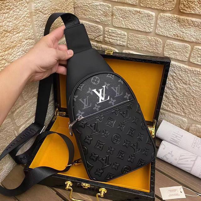 Original Quality Men's Popular Chest Bag, Synchronized With The Original Cowhide