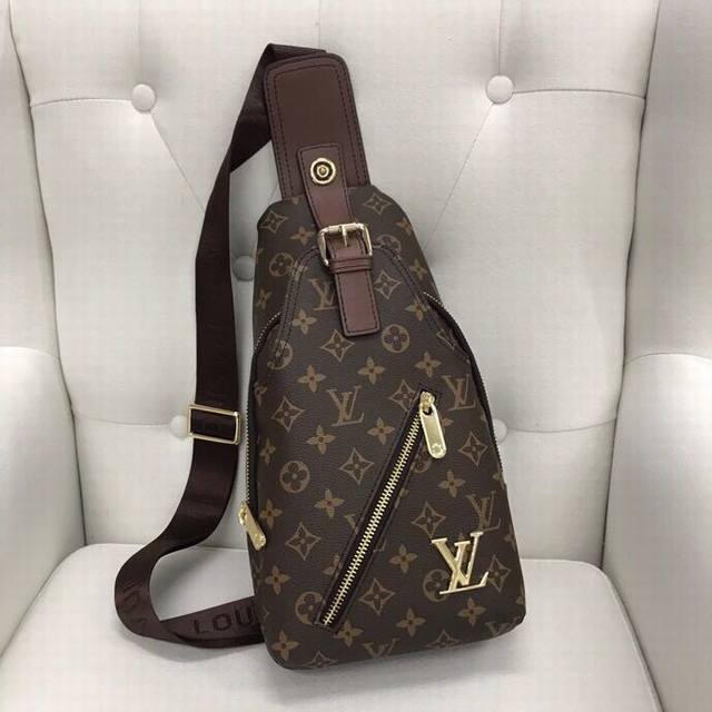 V23344 New V Chest Bag, Made Of Imported Top-Grain Cowhide, Very Soft To The Tou
