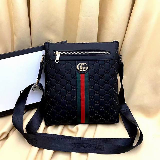 Launches The Hottest Double G Logo Messenger Bag. Made Of Top-Grade Italian Impo