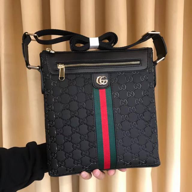 Launches The Hottest Double G Logo Messenger Bag. Made Of Top-Grade Italian Impo