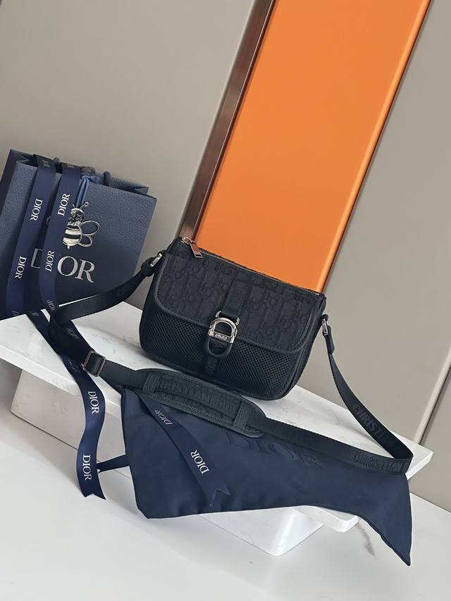 New For The Fall 2023 Men's Collection, This Dior 8 Bag With Shoulder Strap Is A