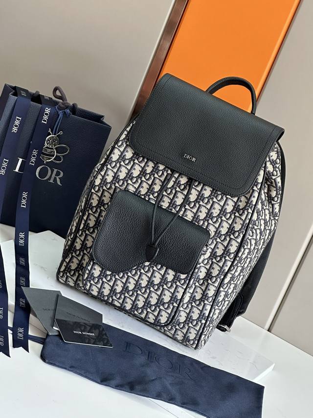 Top Original This Saddle Backpack Features A Stylish And Original Design With A