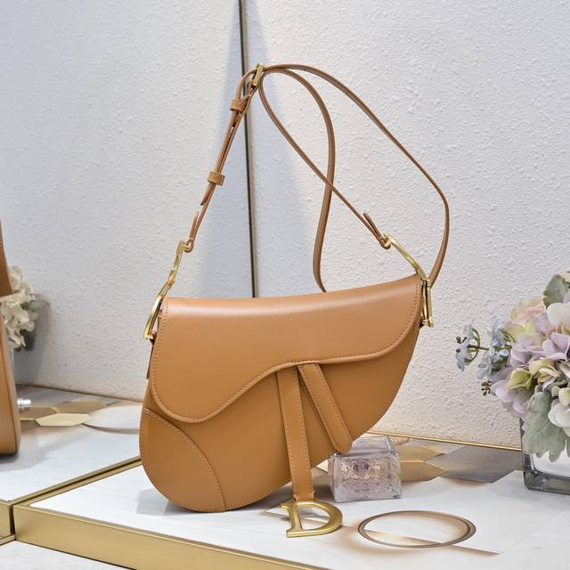 Soft Saddle Bag This Soft Saddle Bag Reinterprets Dior's Classic Design And Crea