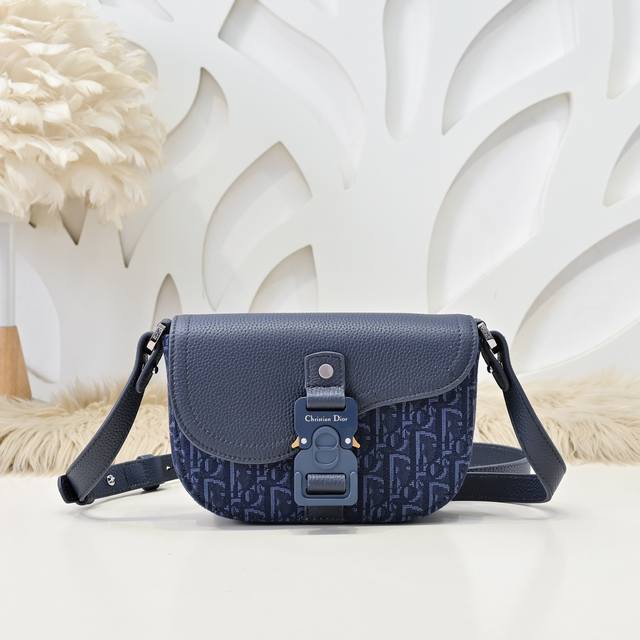 Dior - Dior's Latest Messenger Bag Crossbody Bag, Synchronized With The Official