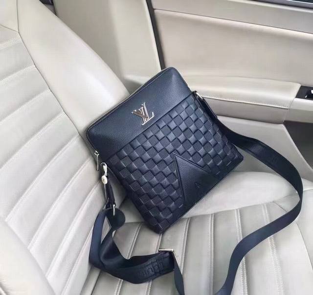 New Model: 28051-2 This Innovative Model Is Full Of Vuitton's Famous Iconic Styl