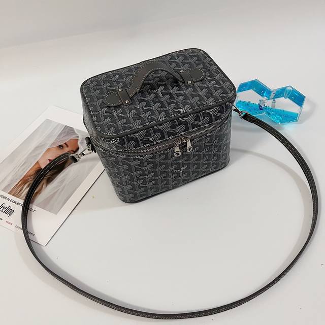 Muse The Interior Of The Cosmetic Bag Is Very Clever, Thanks To The Sliding Elas