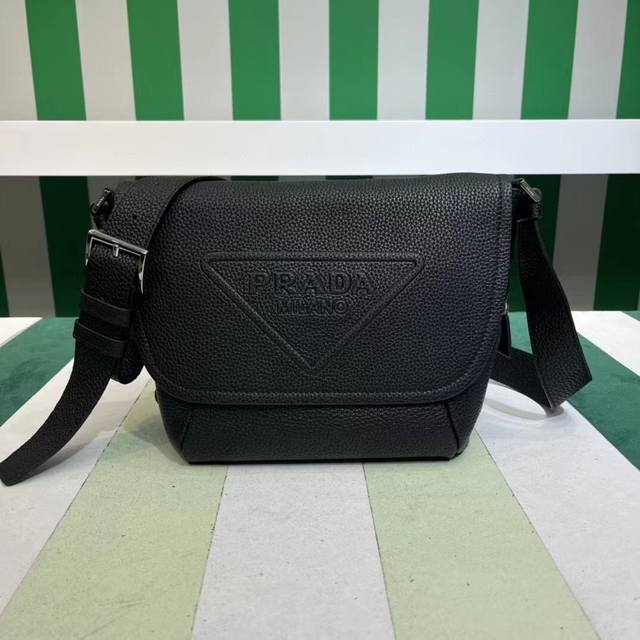 New Messenger Bag 56 This Soft Flap Shoulder Bag Interprets The Simple Design Of
