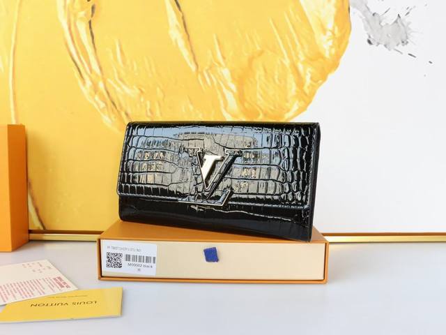 Color Black Size 20X11M99002 The Capucines Wallet Is Made Of Elegant Crocodile L