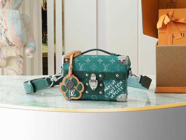 Top Original Home Real Shot M12686 Green Men's Bag Box Bag Series New Season Sou