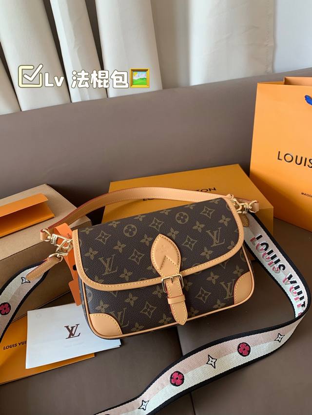 Lv Baguette Bag It Has Two Shoulder Straps, One Is A Short Shoulder Strap, And T