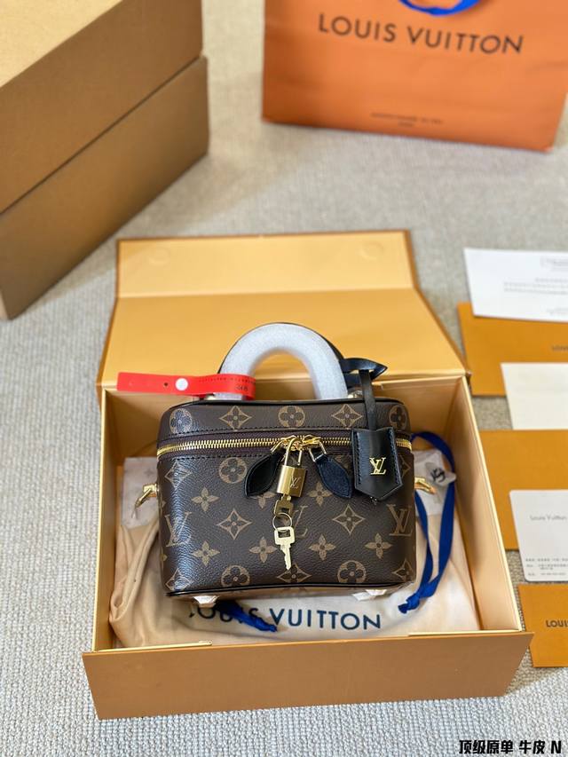 Replica Cowhide Lv Vanity Chain Pouch Handbag The Vanity Chain Pouch Handbag Is