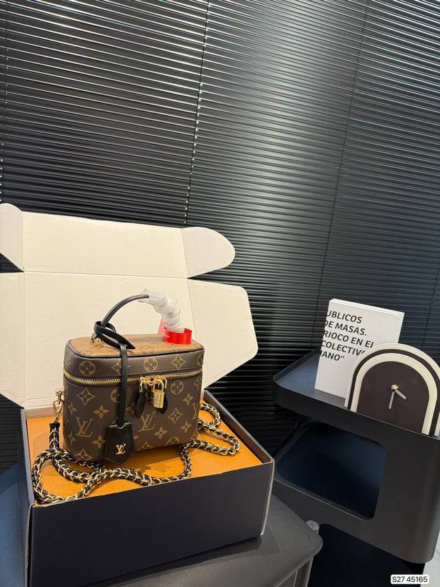 With Airplane Box Folding Box This Season's Cosmetic Bag Is Quite Popular In The