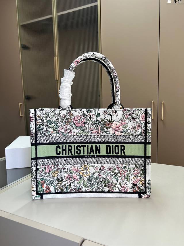 36Cm Dior Diortote Book Has A Large Capacity And Is Very Durable . You Will Defi