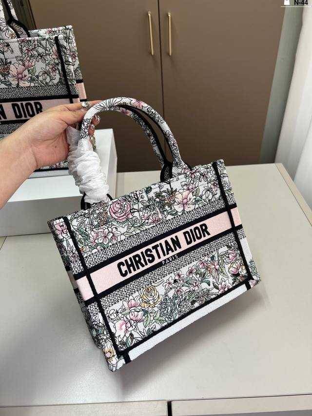 26Cm Dior Diortote Book Has A Large Capacity And Is Very Durable . You Will Defi