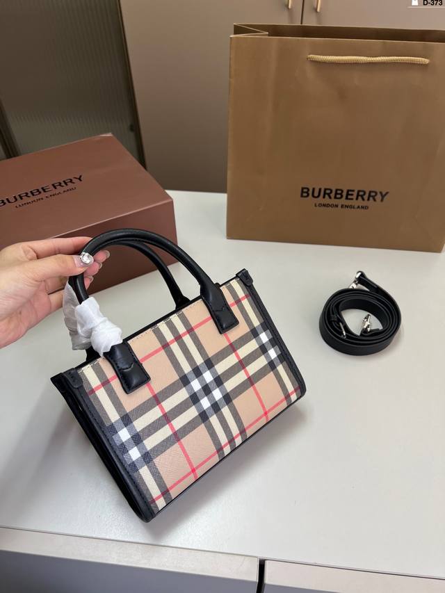 Burberry's Newly Released Tote Bag, Has A Noble Temperament The Canvas Fabric Lo