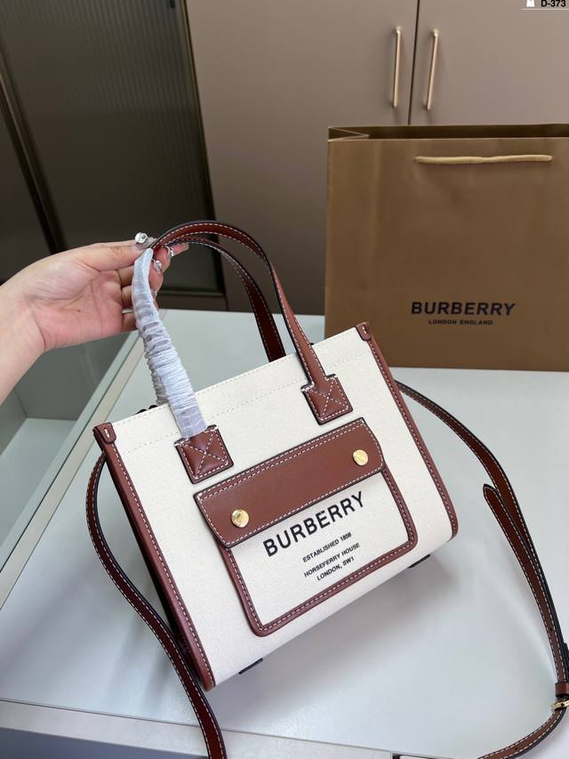 Burberry's Newly Released Tote Bag, Has A Noble Temperament The Canvas Fabric Lo