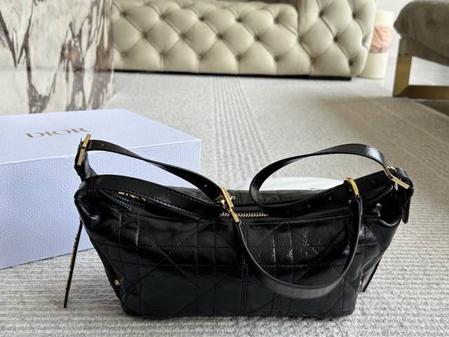 Cowhide Dior Monogram Lunch Bag Is Chic And Relaxe D Interprets A New Fashion At