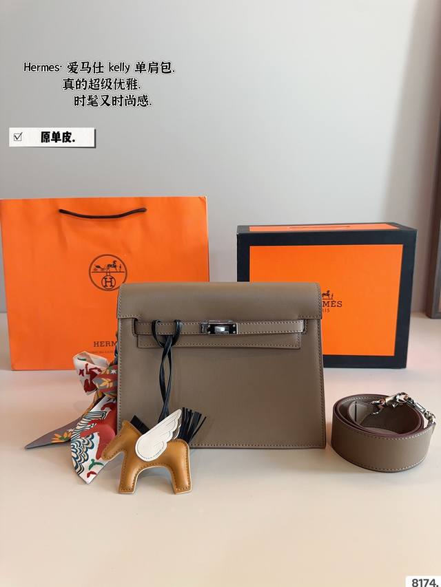 Pure Leather. Herm S Kelly Shoulder Bag The Texture Is Very High-En D The Capaci