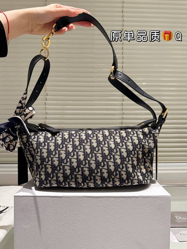 Dior Monogram Lunch Bag Is Chic And Casual, And Full Of Relaxation Interprets A