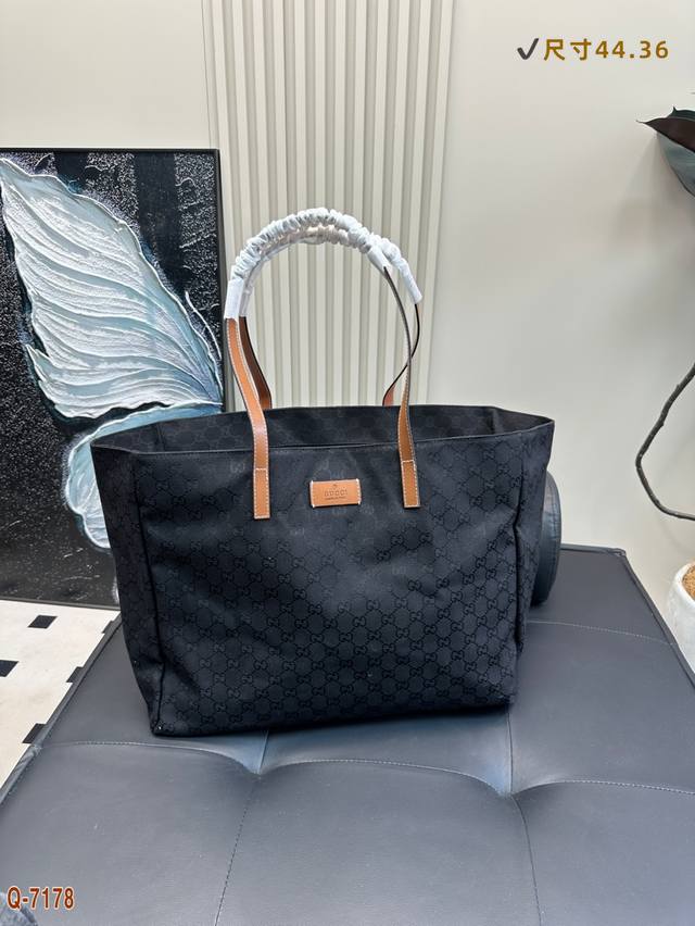 Gucci Cool Black Cloth Shopping Bag Tote Bag Black Letter Logo Has A Street-Cool