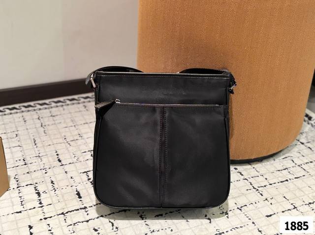 Prada Prada Nylon Cloth Label Shoulder Bag Men's Messenger Bag With Exquisite In