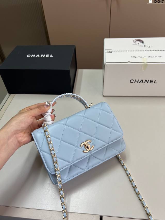 Chanel Chanel Handle Fortune Can Be Carried On One Shoulder Or Crossbody, Showin