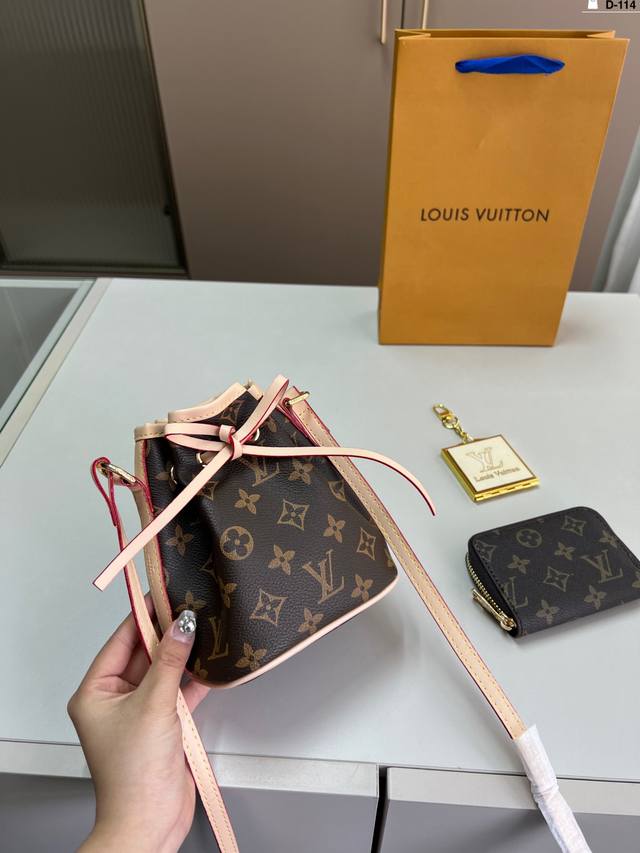 With Card Holder And Small Mirror Lv Bucket Bag It's Really Too Textured When Wo