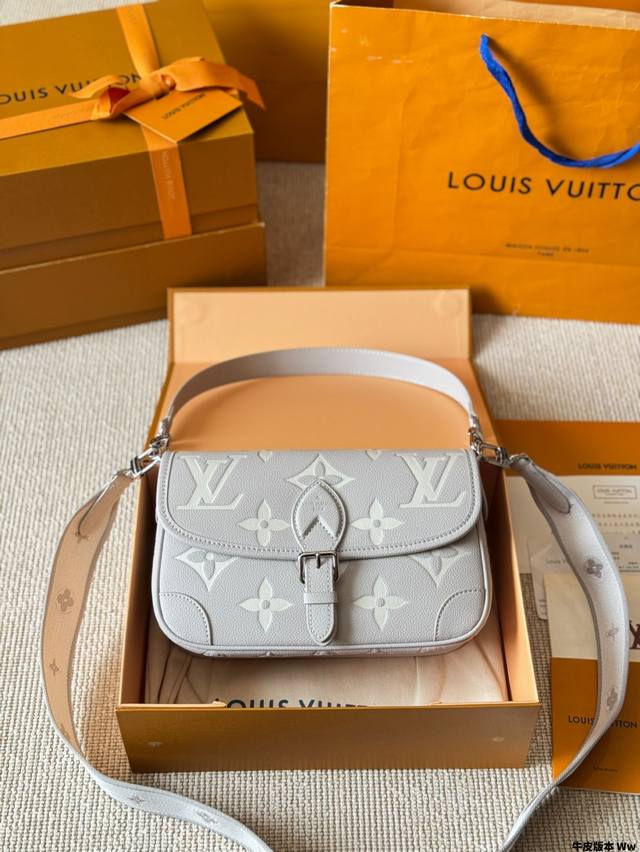 Cowhide Version Early Spring Series New Product Diane Baguette Lv Equipped With