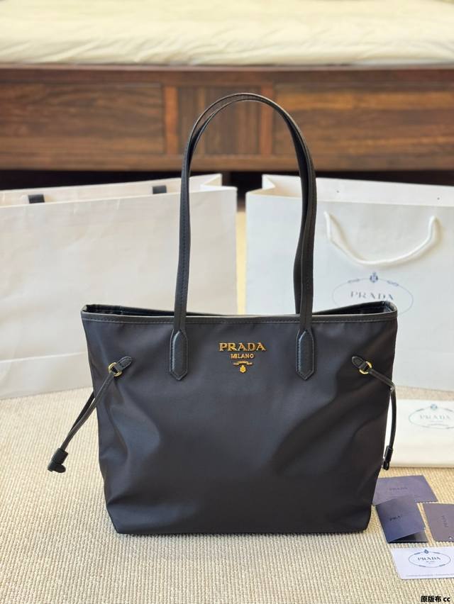Original Cloth Prada Nylon Shopping Bag Is Light, Durable And Has A Large Capaci