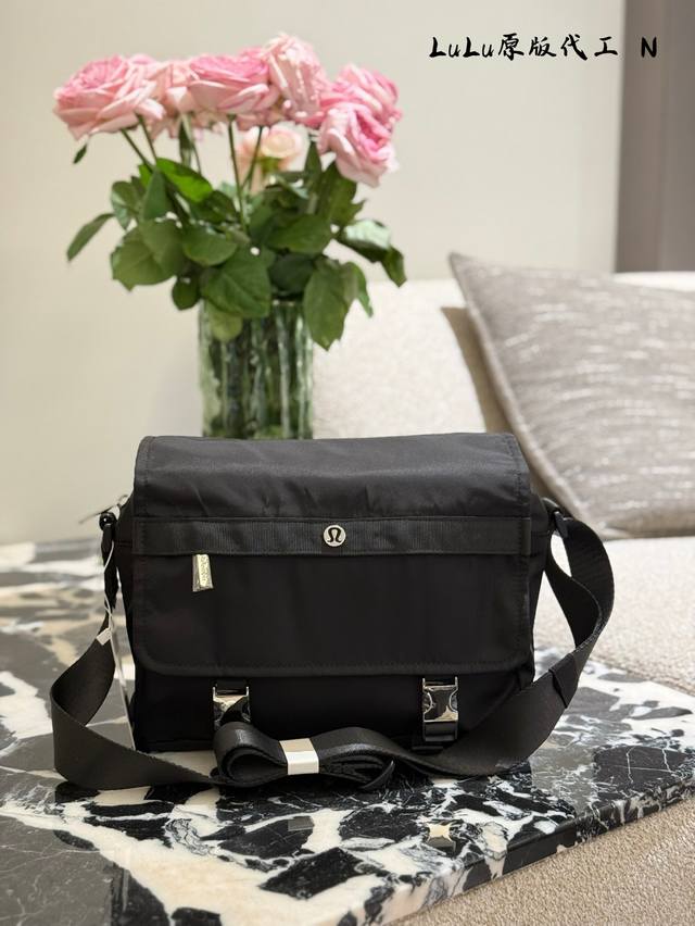 Lulu Black Messenger Bag Makes The Male Lead Of Korean Dramas Chase After It. Th