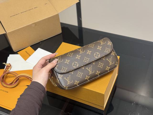 With Folding Box Airplane Box Size: 22*12Cm Lv New Hit Ivy Woc Debut At The Peak