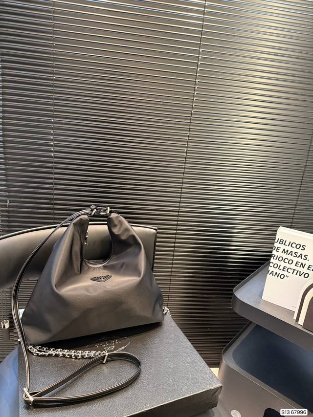 Prada Underarm Bag This One Is Really Suitable For Cool Girls! The First New Bag