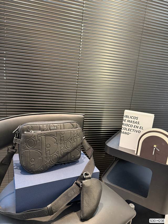 With Folding Box Dior Messenger Bag Is Practical And Exquisite. Gravity Printed
