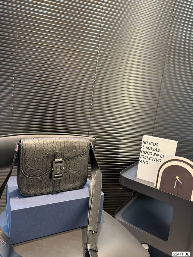 With Folding Box Dior Messenger Bag Is Practical And Exquisite. Gravity Printed