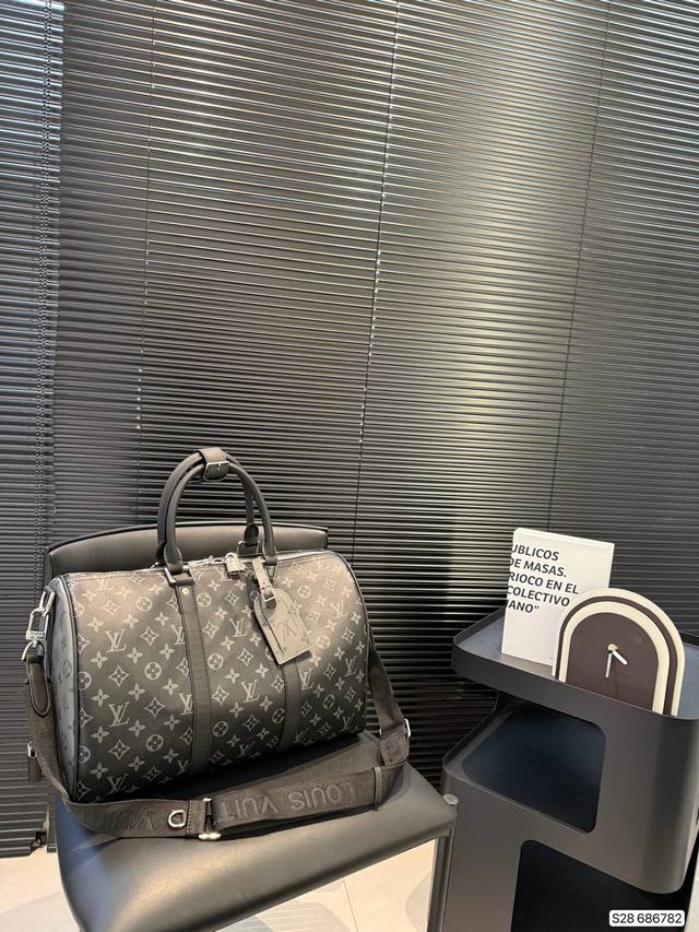 Lv Travel Bag Very Simple And Exquisite Design, Full Of Details Whether It Is A