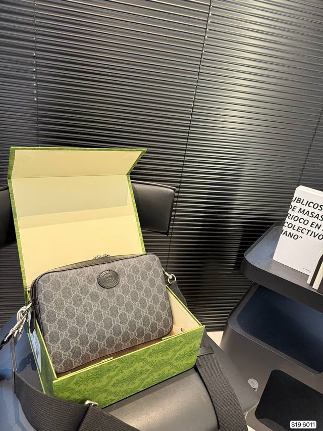 With Box Cool Camera Bag Gucci Is More Advanced And Fashionable. It Is The First