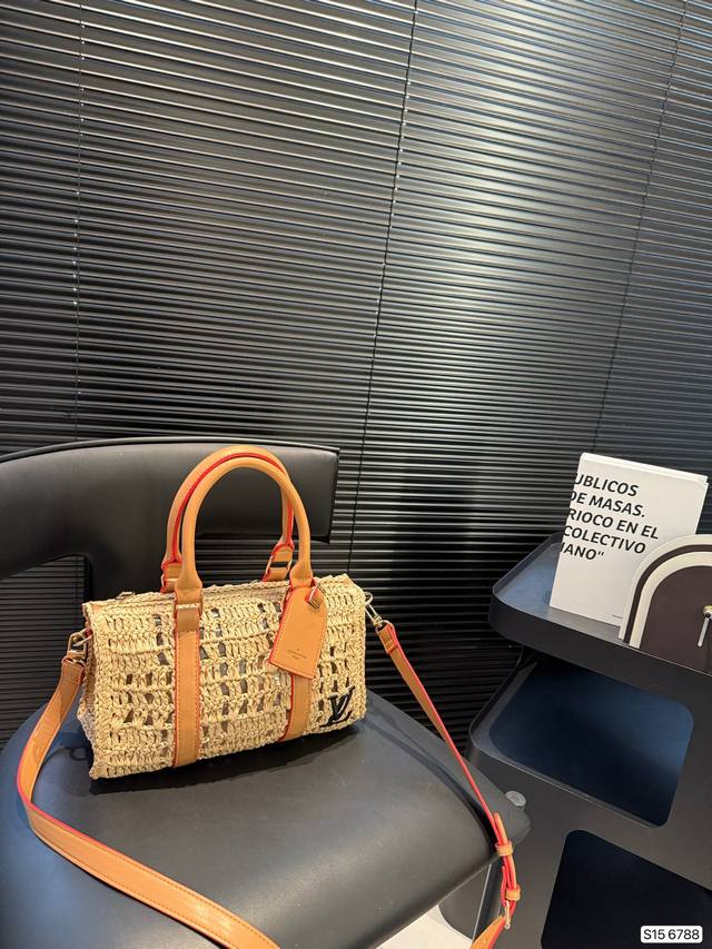 With Box Lv Woven Pillow Bag, Simple Matching Bag, Very Atmospheric. It Is Also