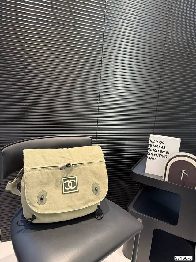 Chanel Second-Hand Jeans Chanel Use The Big Square Logo To Welcome The Fashionab