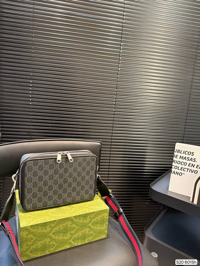 With Folding Box Cool Camera Bag Gucci Is More Advanced And Fashionable. It Is T