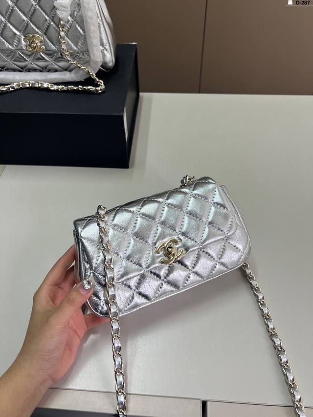 Lambskin Chanel Chanel Chain Bag Lazy And Casual And Easy To Carry Full Of Surpr