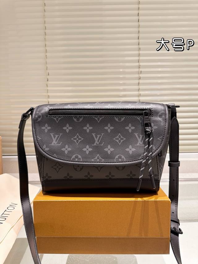 Large Size Men's Bag Sharing Lv Shoulder Bag Louisvuitton Is Very Popular Now. T